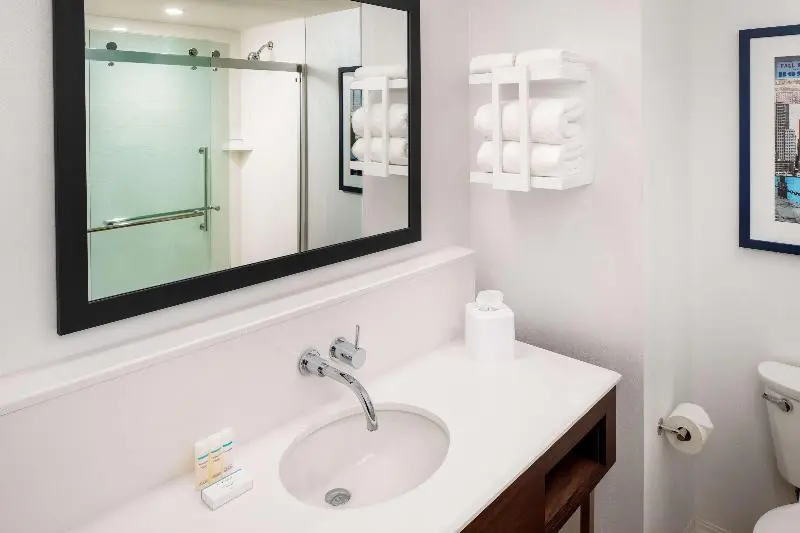 اتاق استاندارد برای معلولان, Hampton Inn Boston Seaport District