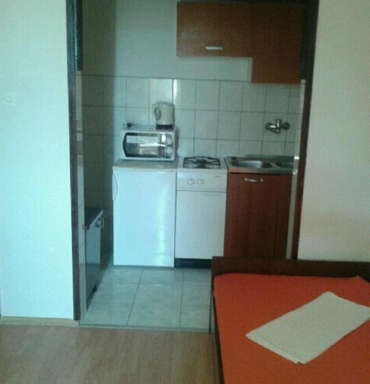 이코노미 룸, Apartments Alissa