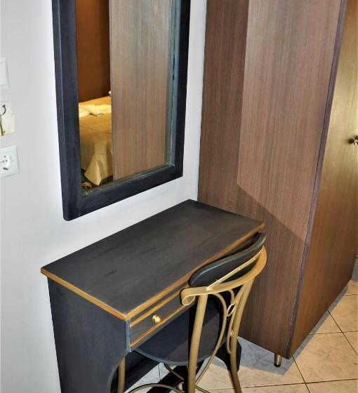 标准三人间, Grecian Sea