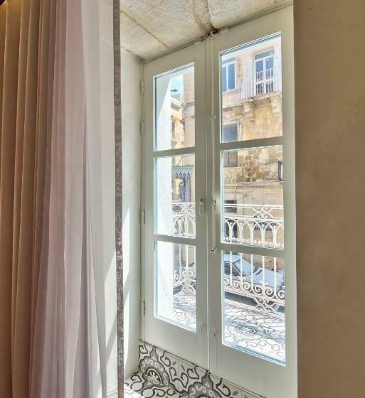 اتاق لوکس با بالکن, 23 Boutique