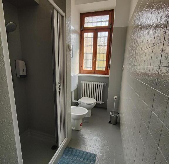 חדר סטנדרטי לארבעה עם חדר אמבטיה משותף, Hostel Turin Metro Young