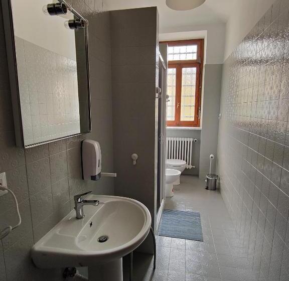 חדר סטנדרטי לארבעה עם חדר אמבטיה משותף, Hostel Turin Metro Young