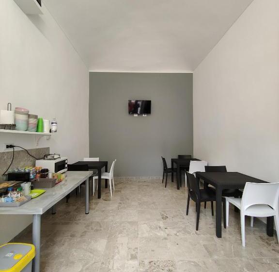 חדר סטנדרטי לארבעה עם חדר אמבטיה משותף, Hostel Turin Metro Young