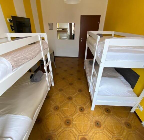 חדר סטנדרטי לארבעה עם חדר אמבטיה משותף, Hostel Turin Metro Young