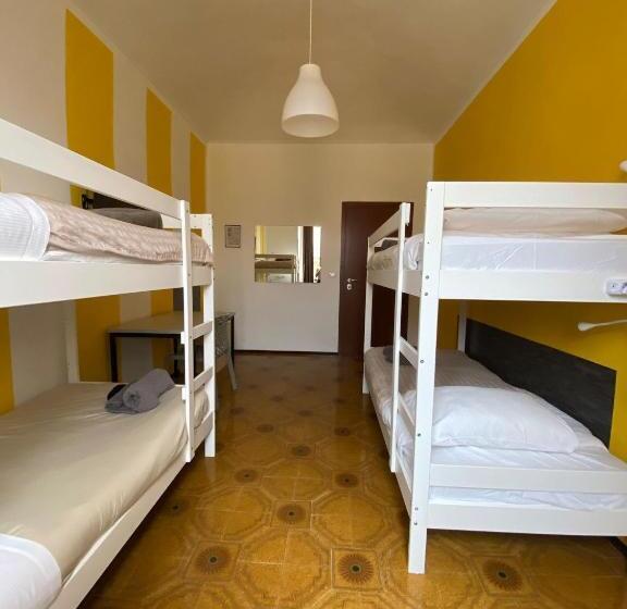 חדר סטנדרטי לארבעה עם חדר אמבטיה משותף, Hostel Turin Metro Young