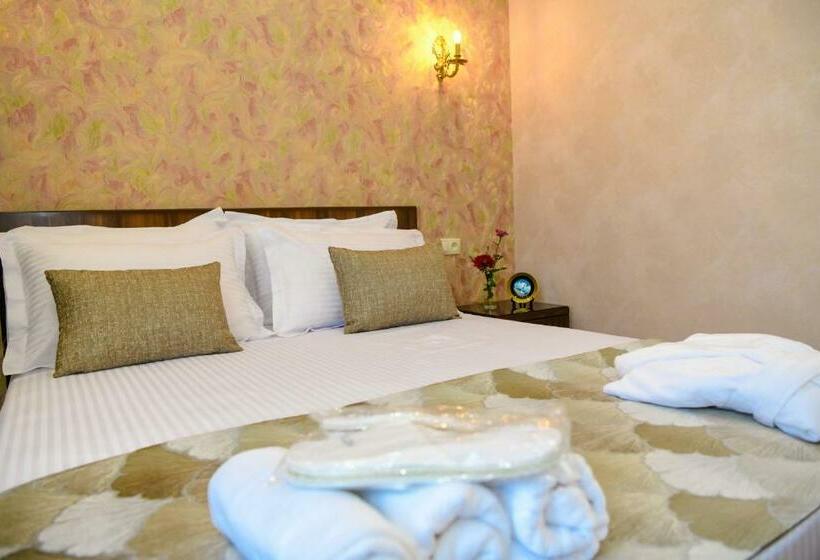 اتاق لوکس, Late