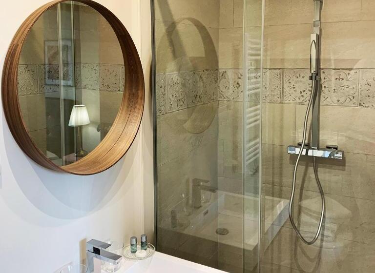 Cameră Standard, Bucciali