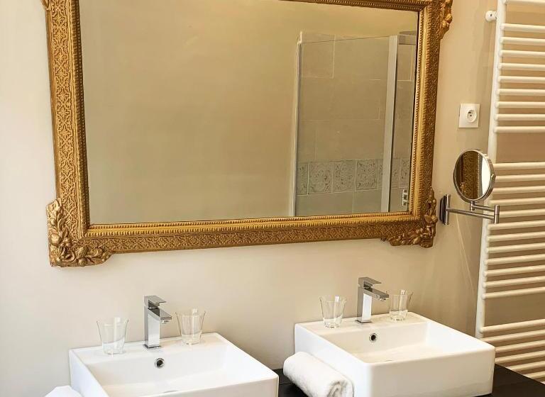 Cameră Familiară, Bucciali