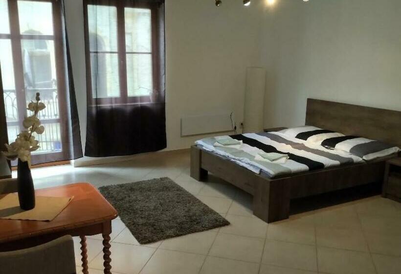 غرفة قياسية مزوَّدة بشُرفة, Monelly Apartman