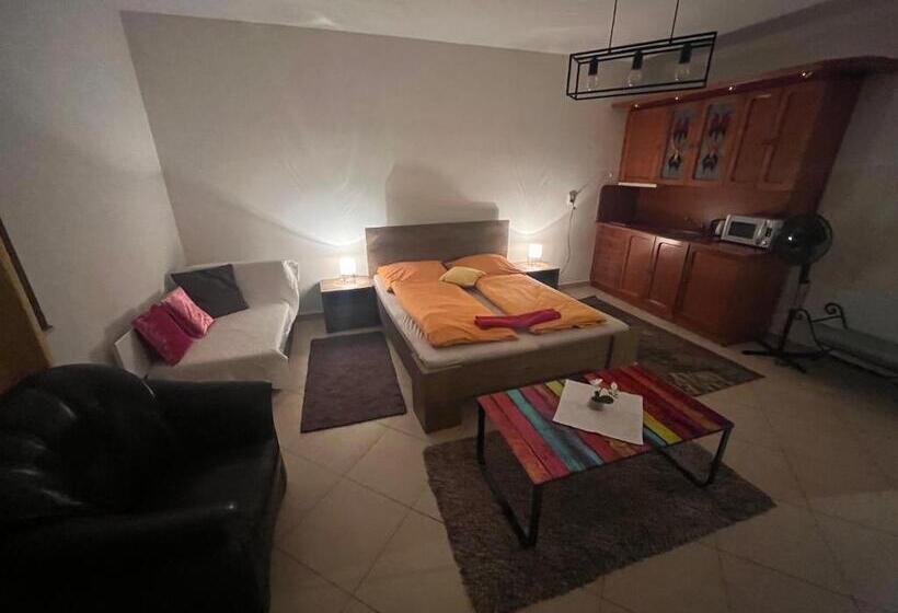 غرفة قياسية مزوَّدة بشُرفة, Monelly Apartman