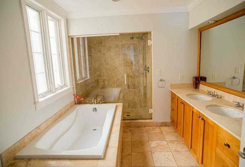 Deluxe Suite Sea View, Villa Renaissance Unit 205 Grace Bay Beach