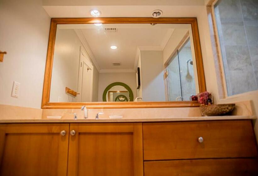 Deluxe Suite Sea View, Villa Renaissance Unit 205 Grace Bay Beach