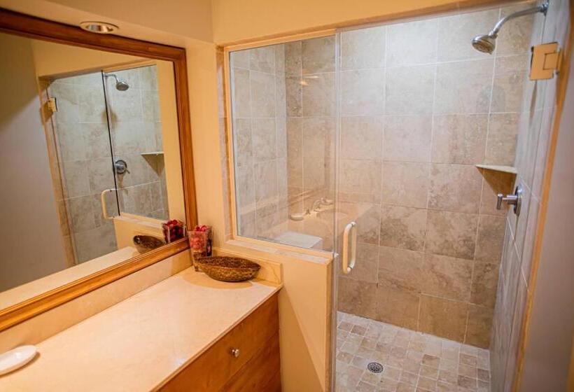 Deluxe Suite Sea View, Villa Renaissance Unit 205 Grace Bay Beach