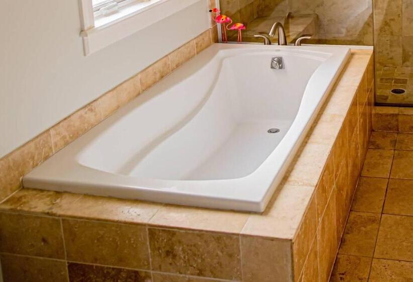 Deluxe Suite Sea View, Villa Renaissance Unit 205 Grace Bay Beach