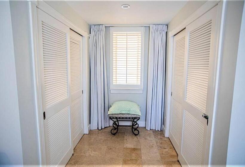 Deluxe Suite Sea View, Villa Renaissance Unit 205 Grace Bay Beach