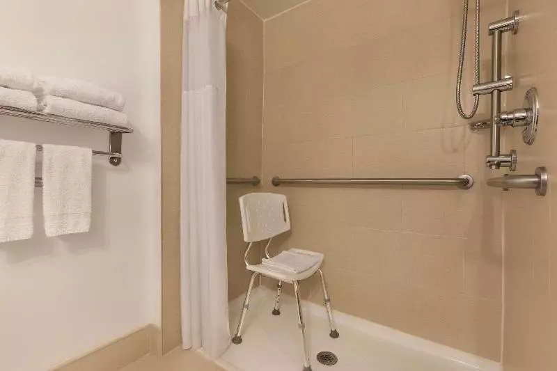 身障者適用キングサイズベッドルーム, Country Inn & Suites By Radisson, Lawrenceville, Ga