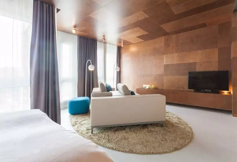 سوییت جونیور, Ema House Hotel Suites