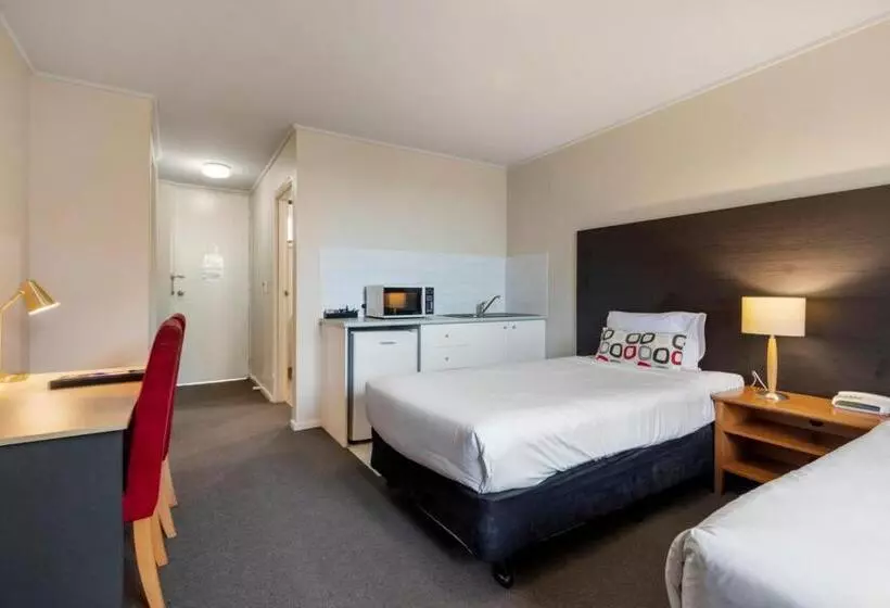 スタンダードスタジオ, Knox International Hotel And Apartments