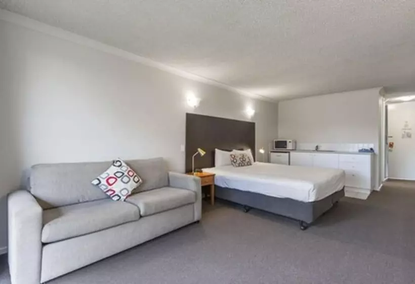 スタンダードスタジオ, Knox International Hotel And Apartments