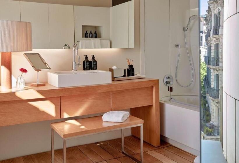 مجموعه ویستا شهر, Sir Victor Hotel, Part Of Sircle Collection