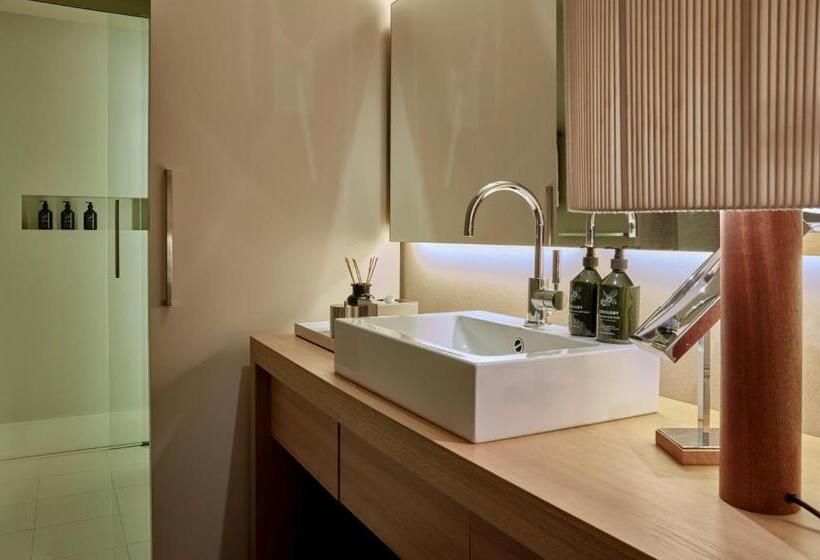 اتاق خانوادگی, Sir Victor Hotel, Part Of Sircle Collection