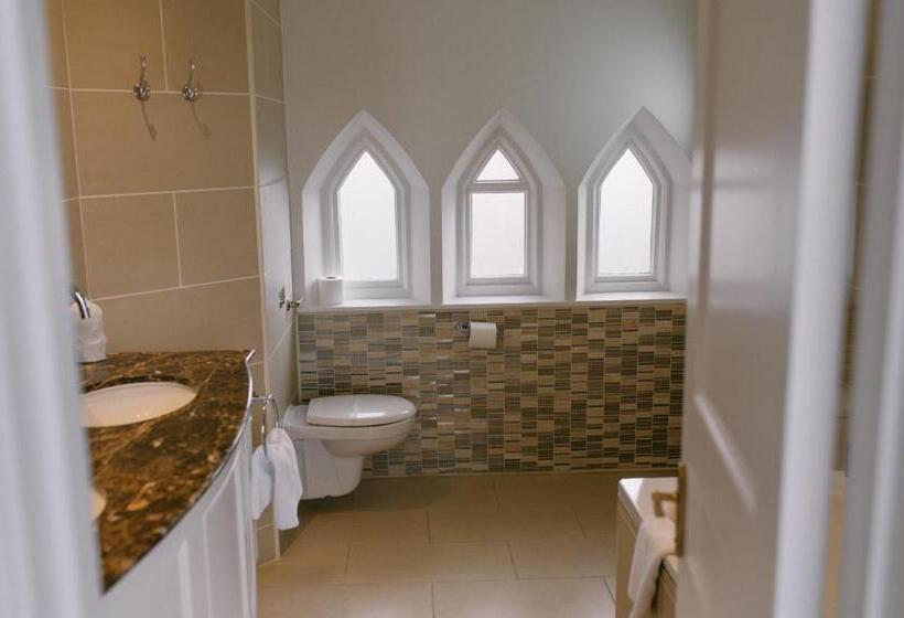 חדר משפחתי דלוקס, The Elvetham