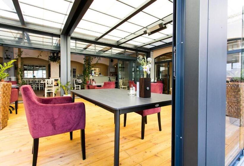 اتاق لوکس خانوادگی, New York Pension