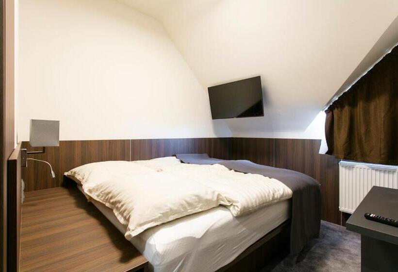 اتاق عادی, New York Pension