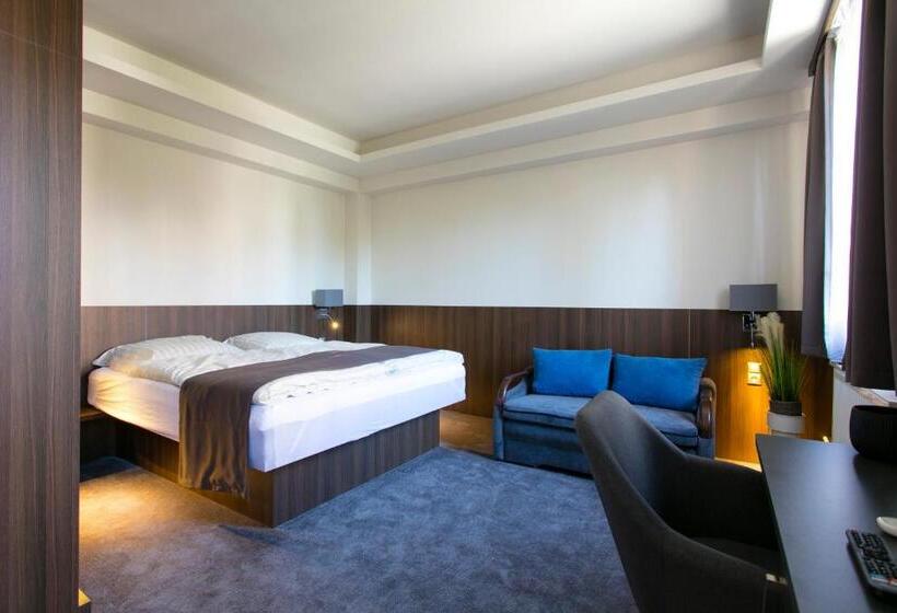 اتاق لوکس, New York Pension