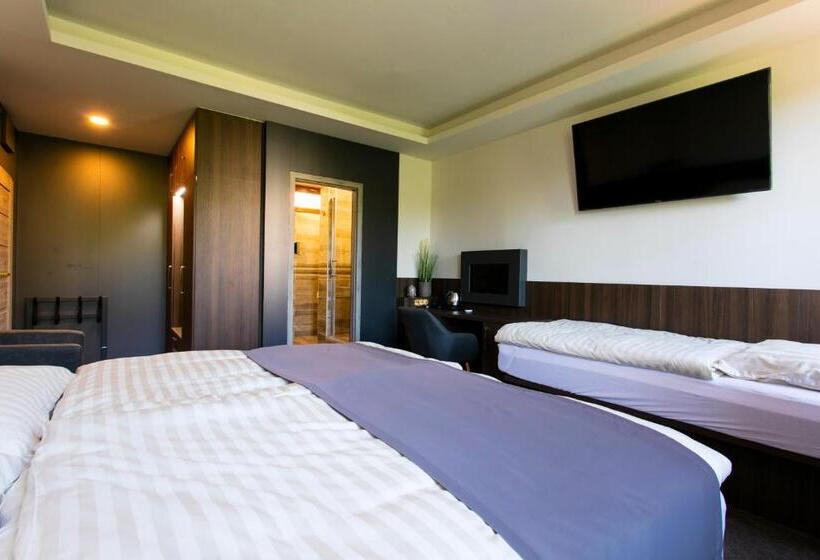 اتاق استاندارد سه نفره, New York Pension