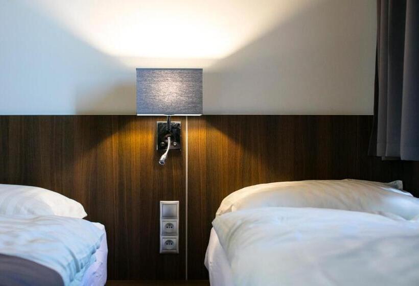 اتاق استاندارد سه نفره, New York Pension