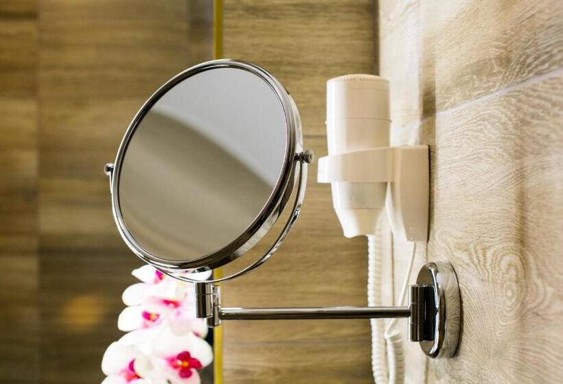 اتاق لوکس خانوادگی, New York Pension