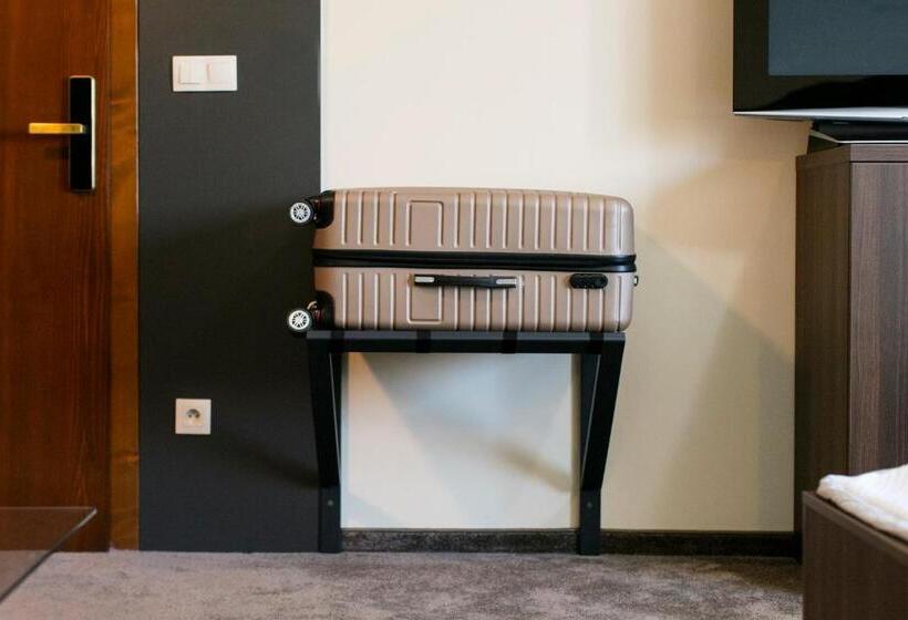 اتاق لوکس خانوادگی, New York Pension