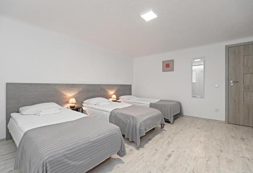 اتاق چهار تخته با دستشویی مشترک, Happyinn Rooms