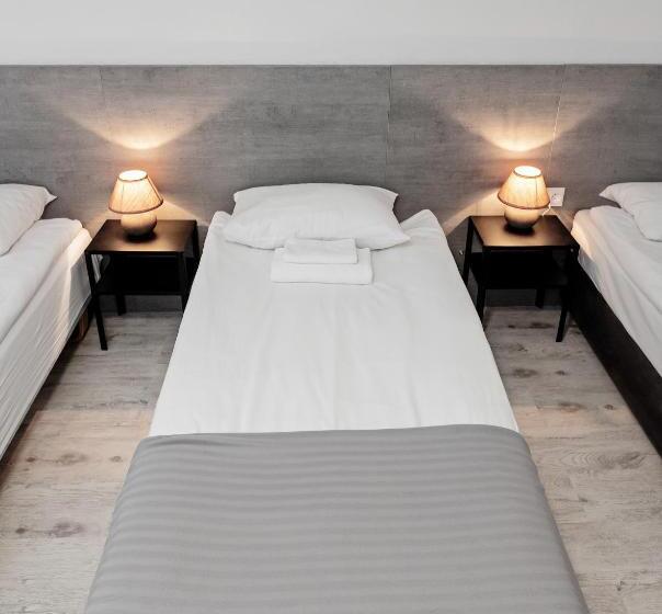 اتاق چهار تخته با دستشویی مشترک, Happyinn Rooms