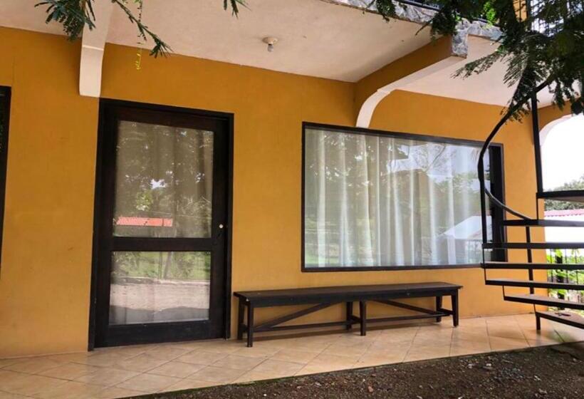 스탠다드 스튜디오, Restaurante Y Cabinas Sudy