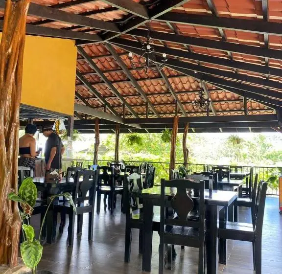 ファミリーステューディオ, Restaurante Y Cabinas Sudy