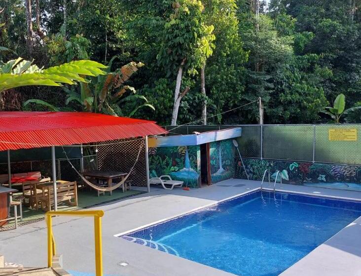 패밀리 스튜디오, Restaurante Y Cabinas Sudy