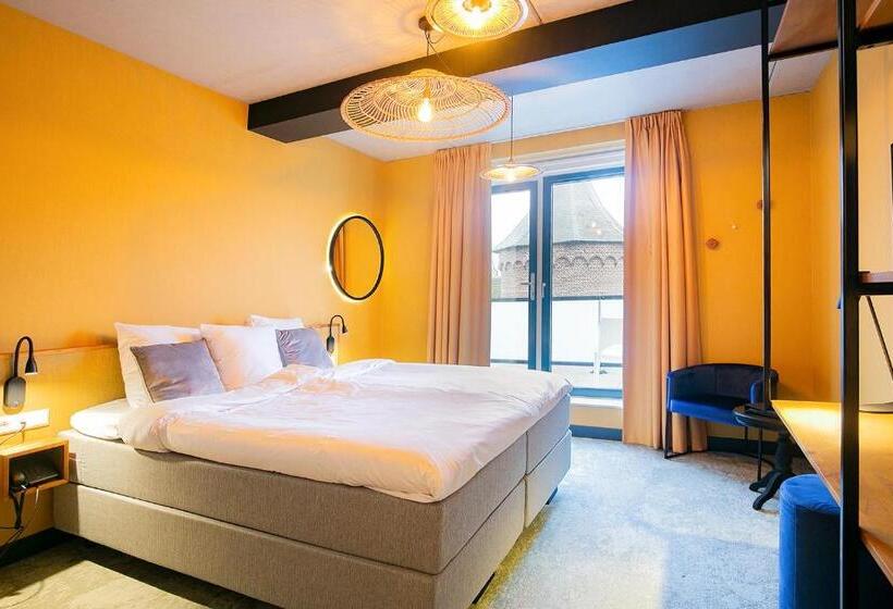 Studio Deluxe, Marktstad