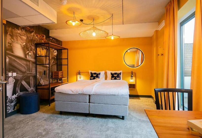 Studio Deluxe, Marktstad