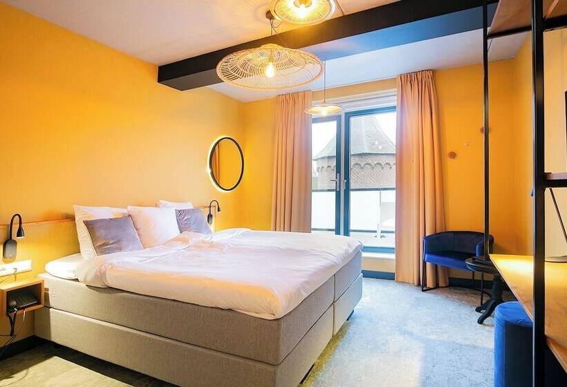 Studio Deluxe, Marktstad