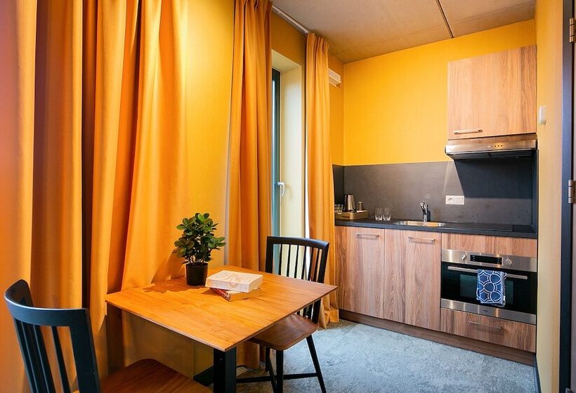 Studio Deluxe, Marktstad