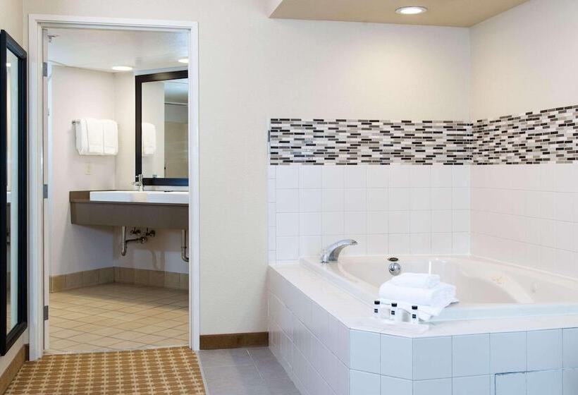 جناح مزود بجاكوزى, Country Inn & Suites By Radisson, Milwaukee West Brookfield , Wi