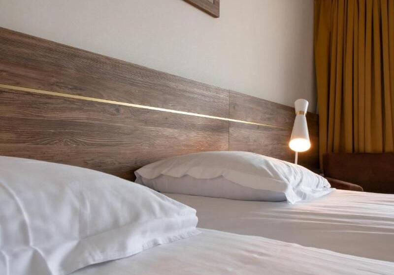 غرفة قياسية ثلاثية, Restaurant Le Mont Paisible, Cransmontana