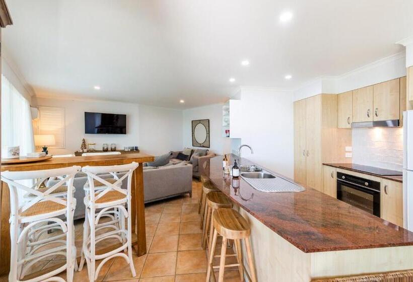 Superior 2-bedroom flat with sea view, The Cove Yamba