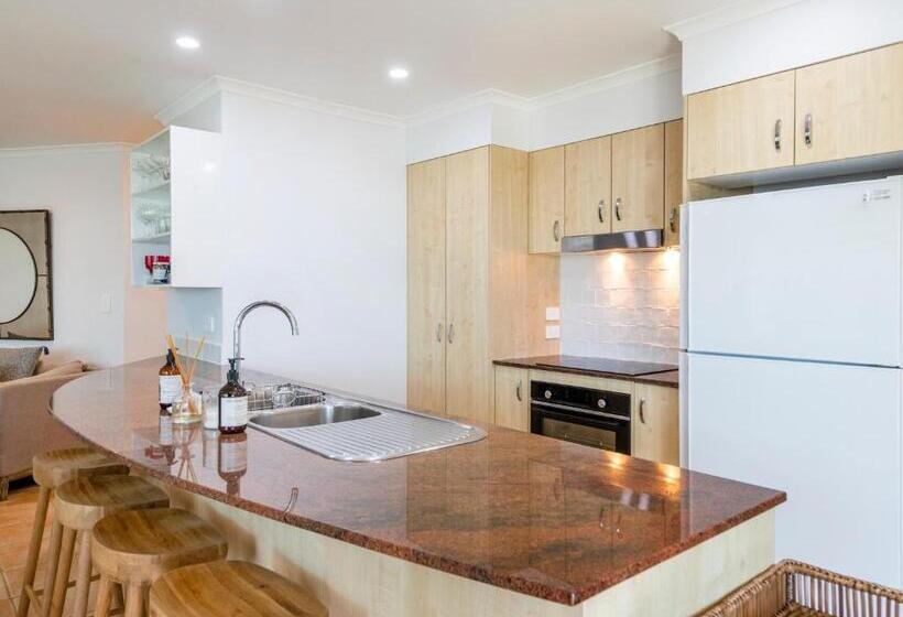 Superior 2-bedroom flat with sea view, The Cove Yamba