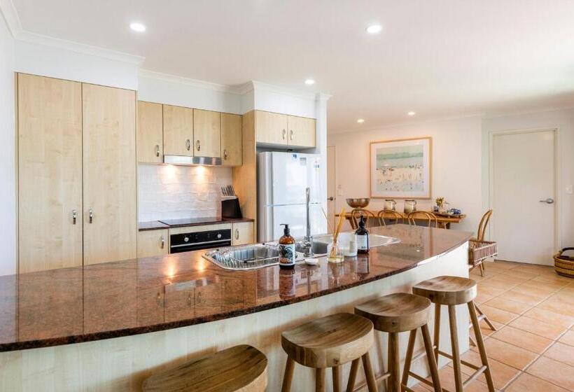 Superior 2-bedroom flat with sea view, The Cove Yamba
