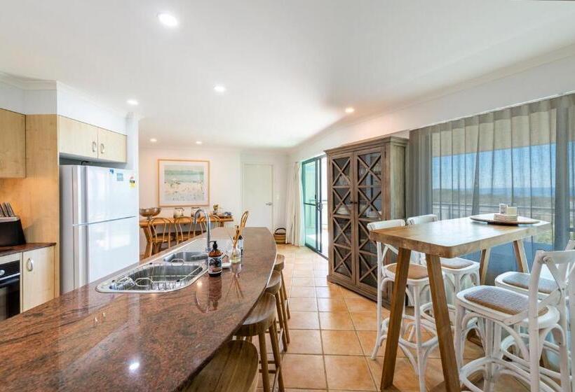 Superior 2-bedroom flat with sea view, The Cove Yamba