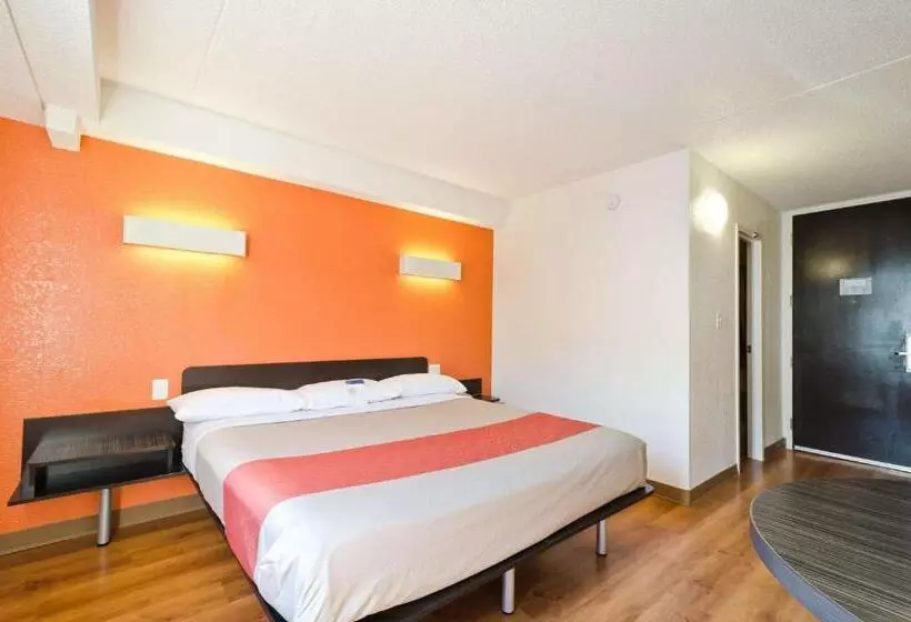 身障者適用キングサイズベッドルーム, Motel 6springfield, Dc  Washington Southwest
