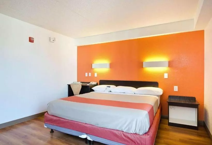 身障者適用キングサイズベッドルーム, Motel 6springfield, Dc  Washington Southwest